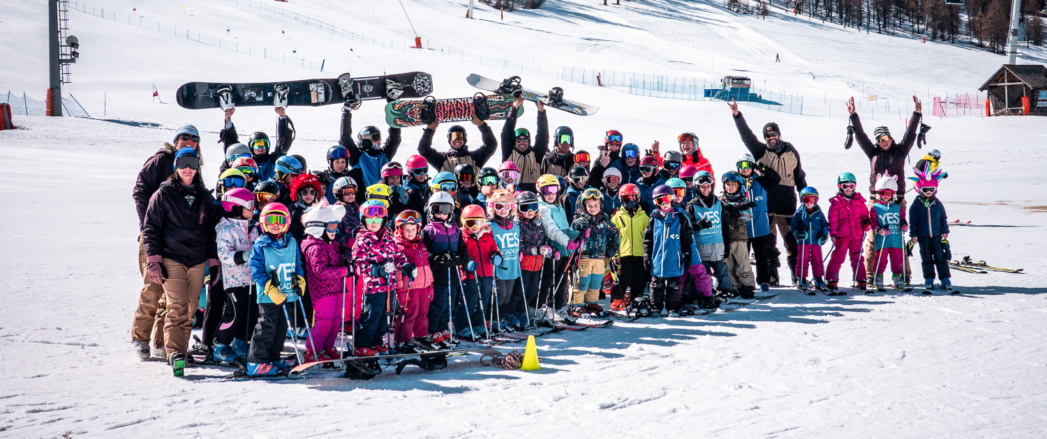 I gruppi dei corsi stagionali di sci e snowboard assieme ai loro maestri. Divertiti insieme a noi!